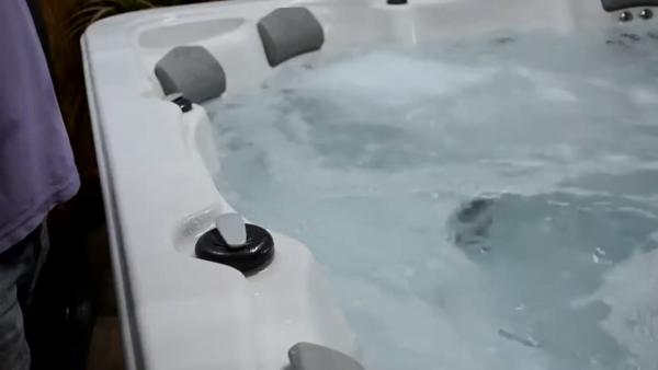 how to enjoy aromatherapy safely in hot tubs