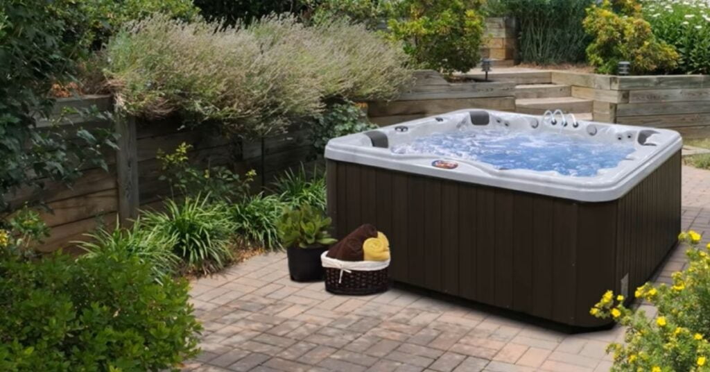 how to keep a hot tub clean featured image