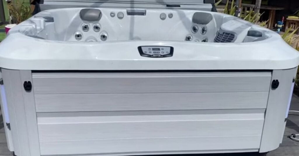 what's the difference between hot tubs and jacuzzis featured image
