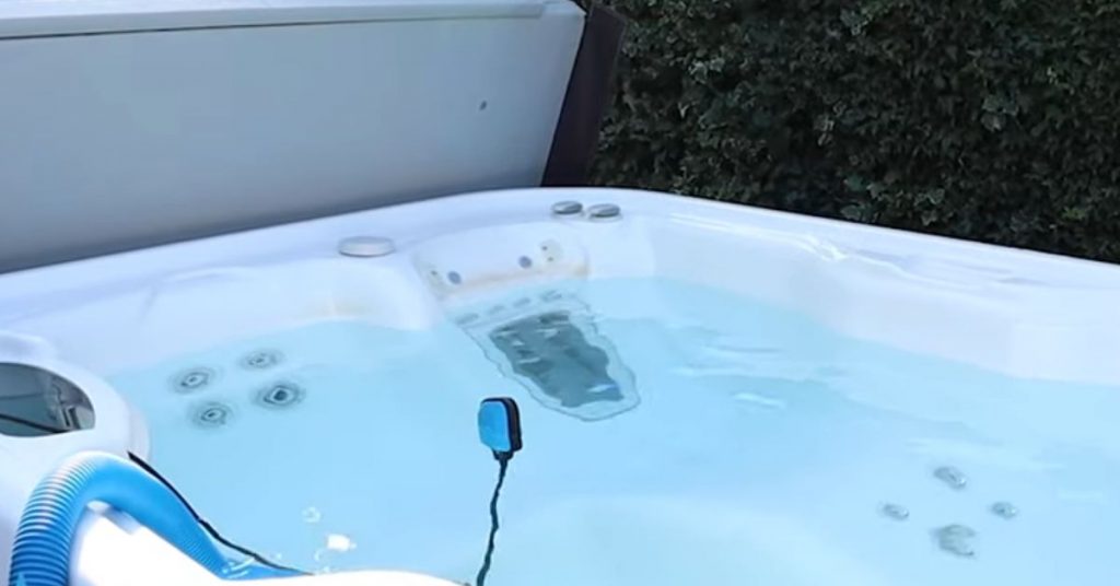 how to clean hot tub jets featured image